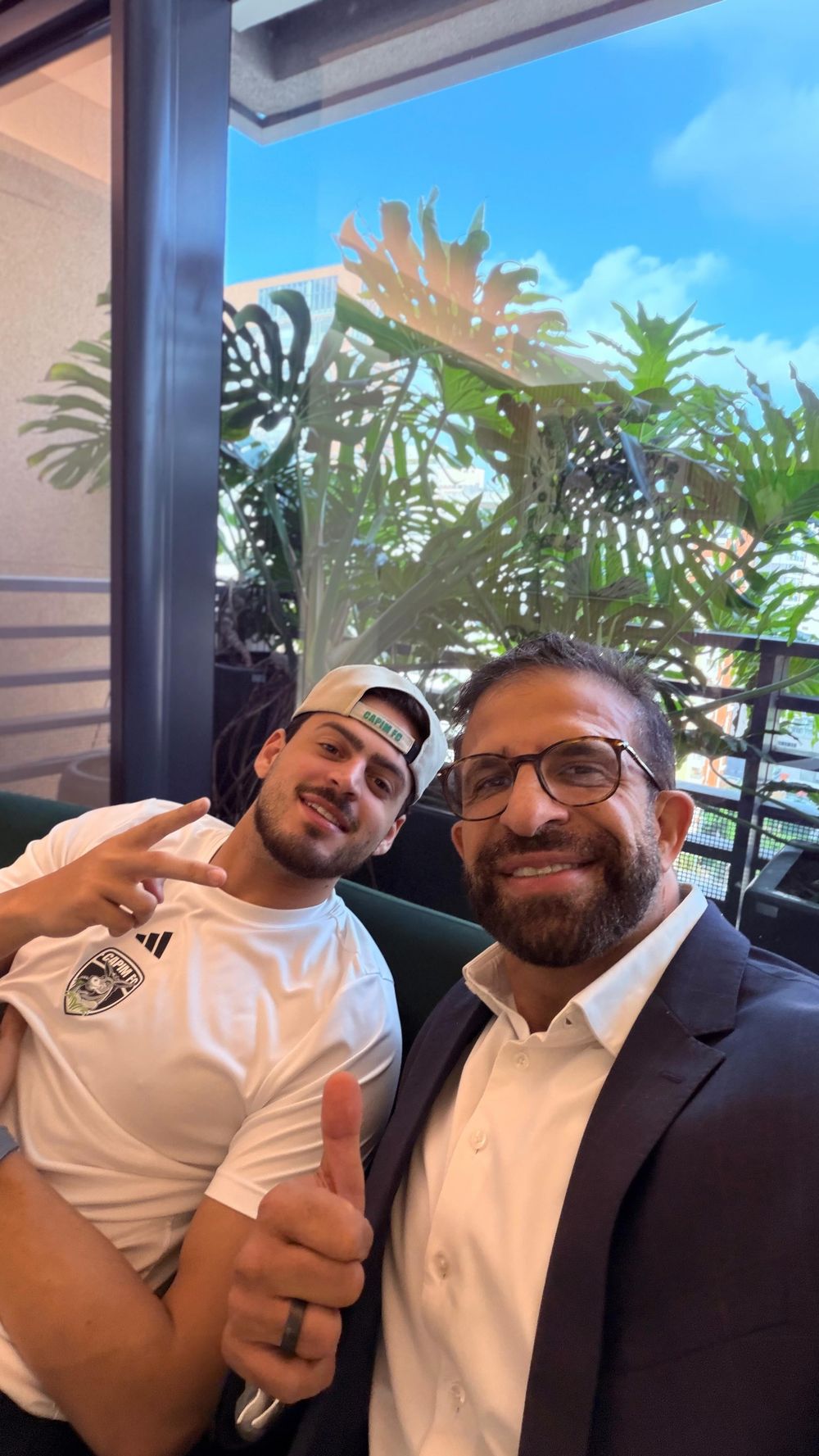 Dr. Adriano Lotfi com um paciente